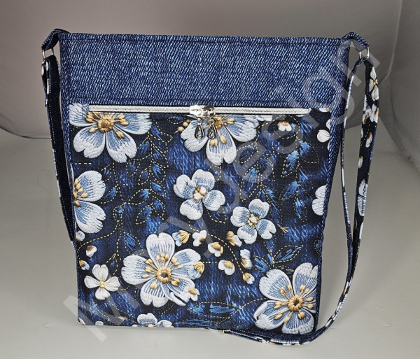 Crossbody kabelka- bílé květy na denimu (3)