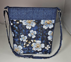 Crossbody kabelka- bílé květy na denimu (2)